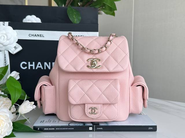 Chanel 23K 炸药Duma双肩包 樱花粉 小号 正品皮 独家法国原厂Haas 中颗粒压纹鱼子酱小牛皮，颗粒双色感效果明显，且毛孔清晰，皮质软糯，搭配最高