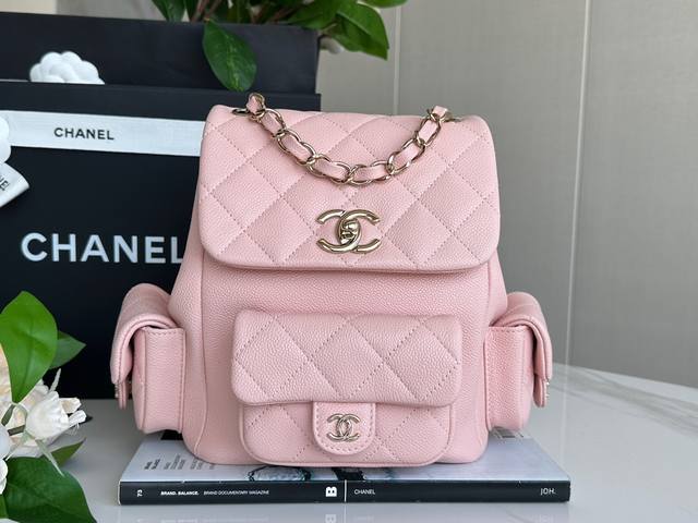 Chanel 23K 炸药Duma双肩包 樱花粉 大号 正品皮 独家法国原厂Haas 中颗粒压纹鱼子酱小牛皮，颗粒双色感效果明显，且毛孔清晰，皮质软糯，搭配最高