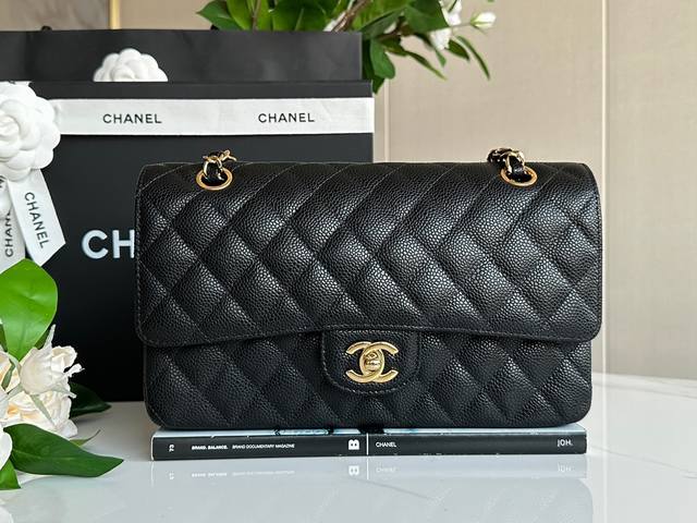 经典永恒Chanel Cf黑牛金 中号 年最新版本升级打造 进口渠道定制荔枝纹小牛皮，黑金的永恒经典配色，春夏秋冬，不知道背什么包的时候会毫不犹豫选择Ta～ 尺