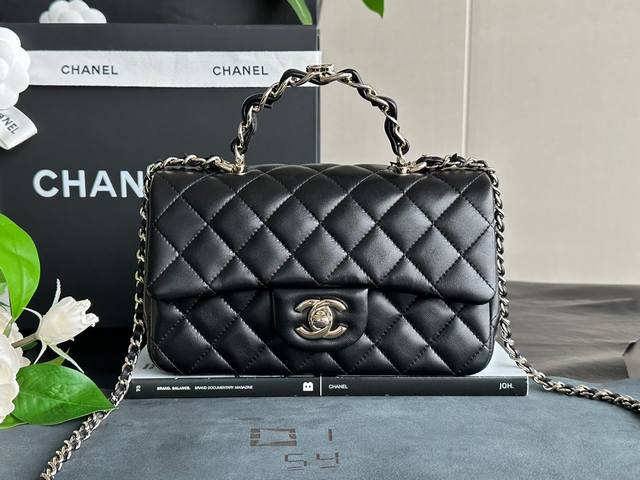 Chanel 23K 双C皮穿金属 手柄Cfmini 正品皮 真正开料部流入意大利方框原厂一级小羊皮，皮面光泽细腻且通透，毛孔透彻清晰，搭配顶级纯钢材质轻奢香槟