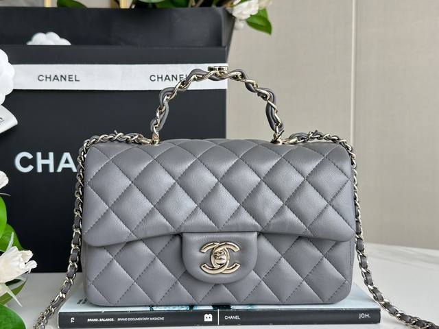 Chanel 23K 双C皮穿金属 手柄Cfmini大象灰 正品皮 真正开料部流入意大利方框原厂一级小羊皮，皮面光泽细腻且通透，毛孔透彻清晰，搭配顶级纯钢材质轻