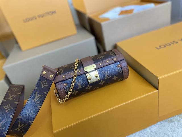 顶级原单 M57835 Papillon Trunk 手袋点缀金属铆钉和 S-Lock 钩扣，为路易威登的传统格调注入当代风华。半硬质法棍包构型方便手持，亦可系