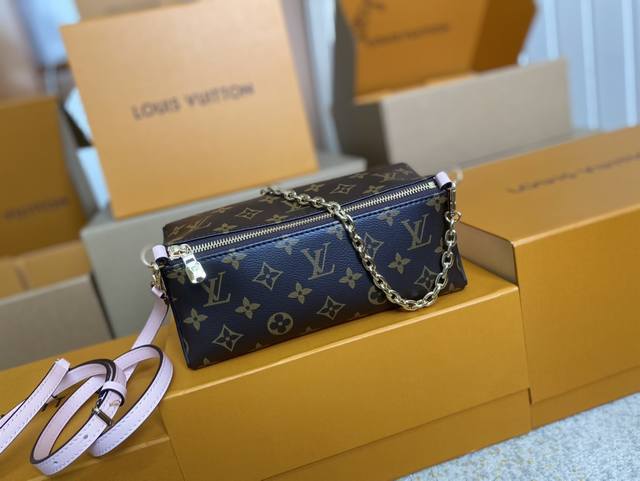 顶级原单 M11303 粉色M11672 Bloom Pouch 手袋拼接经典 Monogram 帆布和侧面的淡雅皮革,以温婉设计演绎 Monogram 花卉的 顶级原单 M11303 粉色M11672 Bloom Pouch 手袋拼接经典 Monogram 帆布和侧面的淡雅皮革,以温婉设计演绎 Monogram 花卉的