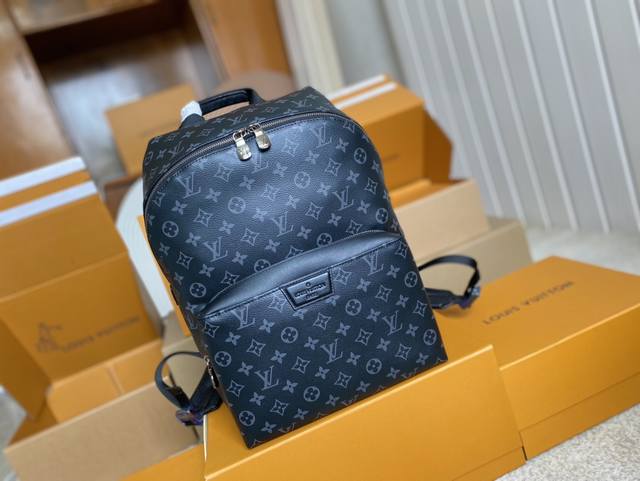 顶级原单 M43186 风格休闲而精致，此款 Discovery 双肩包采用柔软的 Monogram Eclipse 涂层帆布面料，是风格与功能的结合。拥有一系