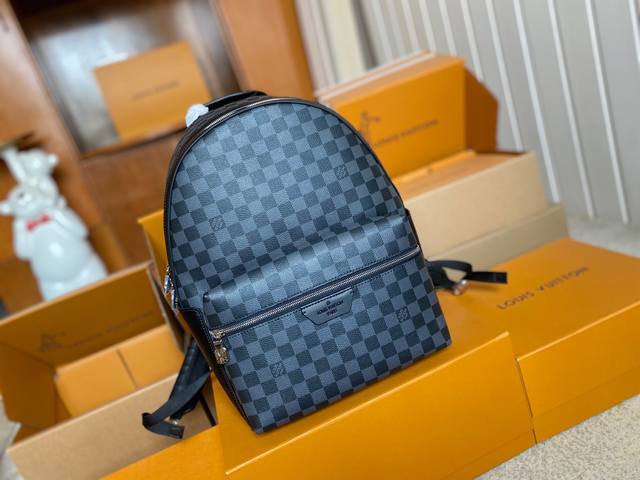 顶级原单 M22558 黑格 小号 本款 Discovery 小号双肩包取材 Monogram Eclipse 帆布，以更为紧凑的构型延续灵活功能。外袋、拉链前