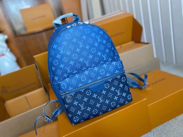 顶级原单 M11590本款 Discovery 小号双肩包取材 Monogram Gradient 涂层帆布，展现全幅 Monogram 图案向上消散之景，为经