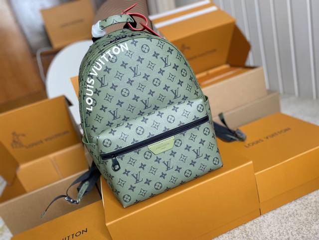 顶级原单 M46802绿本款 Discovery 小号双肩包为 Monogram 涂层帆布浸染大地色调，再醒目点缀路易威登标识和可拆卸名牌。设有宽敞前袋、内袋和