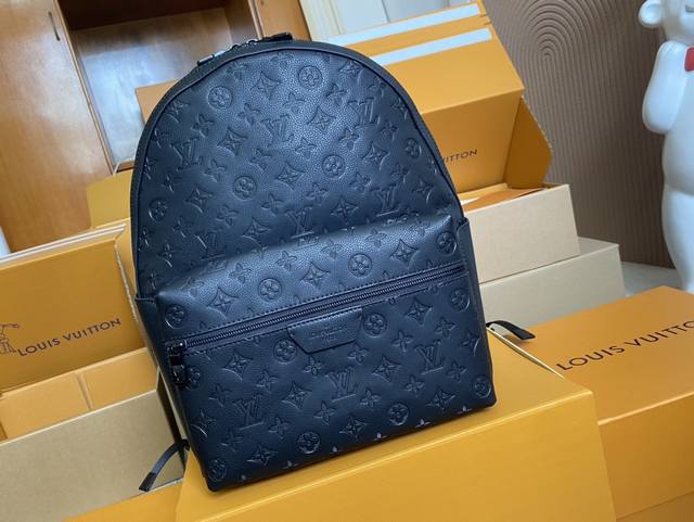 顶级原单 M46553 压皮 本款 Discovery 双肩包以 Monogram 压纹牛皮革塑造柔软贴身构型，辅以金属件的沉稳气息。外袋便于取放随行物品，内袋