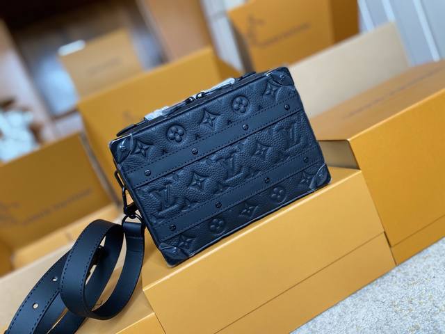 顶级原单 M59163 支持Nxp芯片感应 动态芯片本款 Handle Soft Trunk 手袋为 Monogram 皮革压印细腻纹理，以铆钉边角和皮革加固带