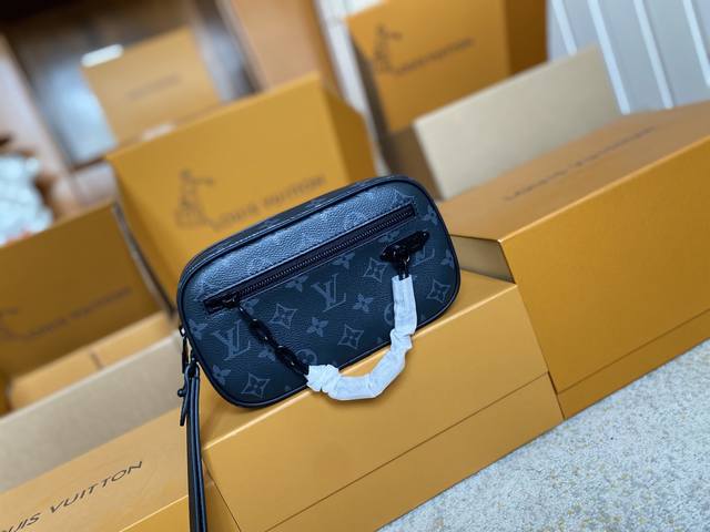 顶级原单 M68321Monogram 手包 Monogram老花纹永恒久远 拉链元素 带着Cool感 恰到好处的Size 内里容量不容小觑 兼顾安全性的同时