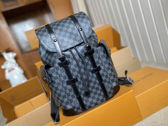 顶级原单 N41379 黑格 M43735 老花 Christopher 小号双肩包以 Monogram 帆布演绎出了徒步旅行包的粗犷而朴实的精神。 其款式别致