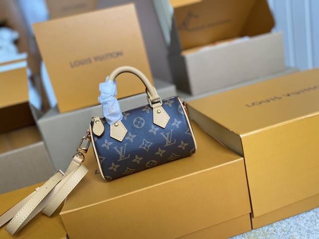 顶级原单 M81085 Nano Speedy 手袋浓缩路易威登经典 Speedy 手袋构型，以 Monogram 帆布塑造玲珑设计，搭配做旧牛皮革细节和金属件