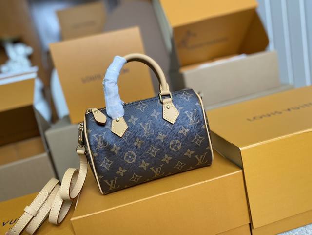 顶级原单 M81086 20Cm Speedy手袋, 可拆卸长肩带 散发极致女人味,是您携带日常用品的理想之选。这款手袋是原型Speedy手袋的完美迷你版,缝线 顶级原单 M81086 20Cm Speedy手袋, 可拆卸长肩带 散发极致女人味,是您携带日常用品的理想之选。这款手袋是原型Speedy手袋的完美迷你版,缝线