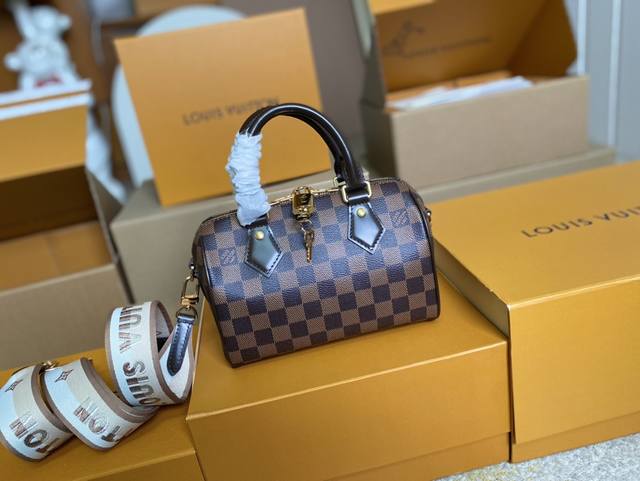 顶级原单 N40489本款 Speedy BandoulièRe 20 手袋采选 牛皮革饰边和织物内衬，以玲珑尺寸延续路易威登 Speedy 旅行袋的经典设计，