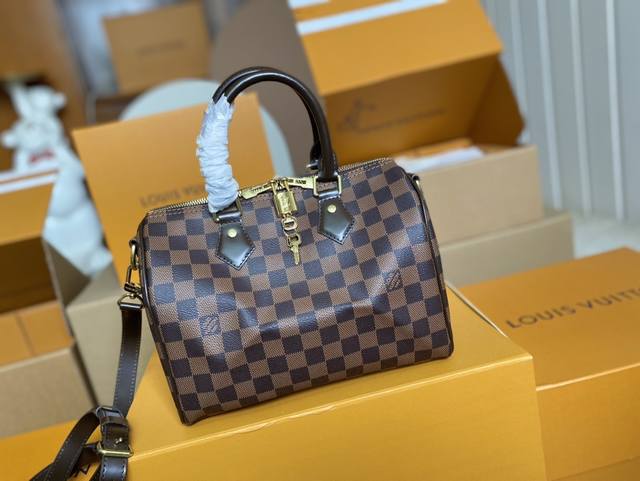 顶级原单 N41368 本款 Speedy 25 手袋取材 Damier Ebene 帆布，是一款优质都市包袋。原为 1930 年代的旅行者而设计，以 Spee