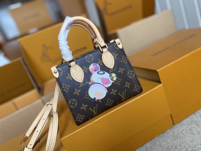 顶级原单 M13668支持Nxp芯片感应 动态芯片村上隆再版系列以玩味笔触演绎 Onthego 手袋的玲珑版本。Monogram 帆布与牛皮革奠定品牌经典格调，