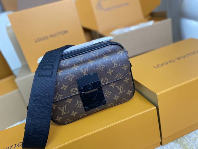 顶级原单 M45806 黑色 本款 S Lock 邮差包由 Monogram Macassar 帆布制成,全新锁扣以 Georges Vuitton 于 188 顶级原单 M45806 黑色 本款 S Lock 邮差包由 Monogram Macassar 帆布制成,全新锁扣以 Georges Vuitton 于 188