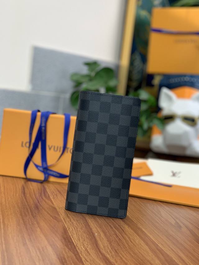 M62665 黑格！ 这款皮夹是为了纪念居住于非洲的探险家Pierre Savorgnan De Brazza而制，采用Damiergraphite帆布制造，设