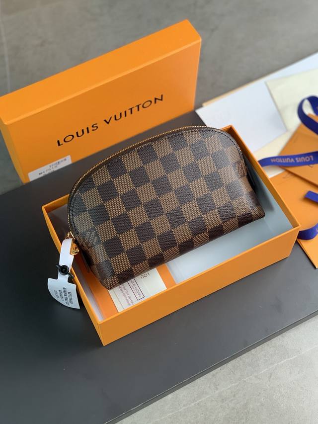 啡格小号！M47515 化妆包！这款小巧的化妆包以Monogram 帆布制造，可轻易放入手袋内。圆形袋身配平面袋底的设计，方便取放化妆用品。19.0X 12.0