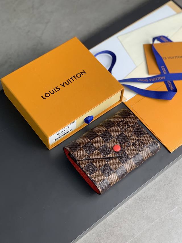 皮扣！M41659 啡红色！ 此款钱夹采用柔软的Monogram 帆布制成！衬以颜色鲜艳的內衬！气质极为优雅！轻便！零钱袋的设计造型更为实用！尺寸：12X9Cm