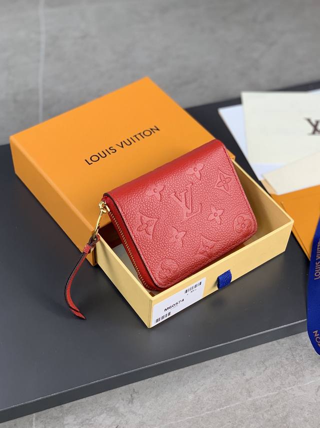 M60574 红色! 此款拉链零钱包为都市人提供了最理想的选择。包身精巧紧凑,可以用来装零钱、信用卡和折叠起来的纸币。即使身上的口袋小,也可轻松地将它放入。11 M60574 红色! 此款拉链零钱包为都市人提供了最理想的选择。包身精巧紧凑,可以用来装零钱、信用卡和折叠起来的纸币。即使身上的口袋小,也可轻松地将它放入。11