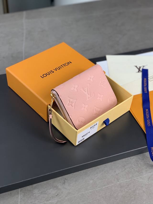 M60574 粉色！ 此款拉链零钱包为都市人提供了最理想的选择。包身精巧紧凑，可以用来装零钱、信用卡和折叠起来的纸币。即使身上的口袋小，也可轻松地将它放入。11