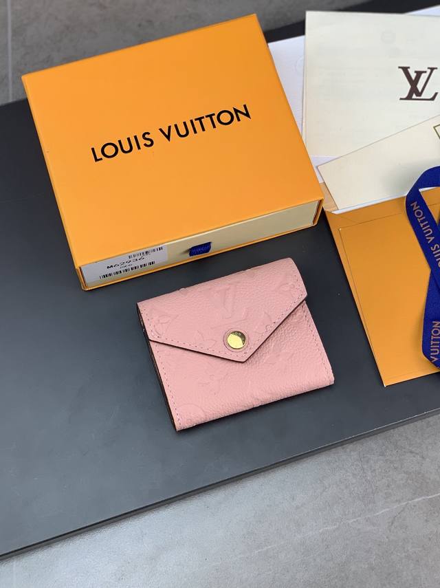 M62936粉色！Zoé 钱夹由柔软的Monogram Empreinte皮革裁制而成的Zoé钱夹，饰有经典的路易威登Monogram压纹。轻松收入小号包袋的尺