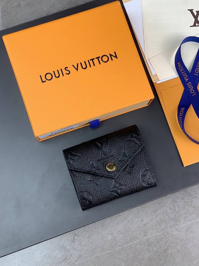 M62935 黑色！Zoé 钱夹由柔软的Monogram Empreinte皮革裁制而成的Zoé钱夹，饰有经典的路易威登Monogram压纹。轻松收入小号包袋的