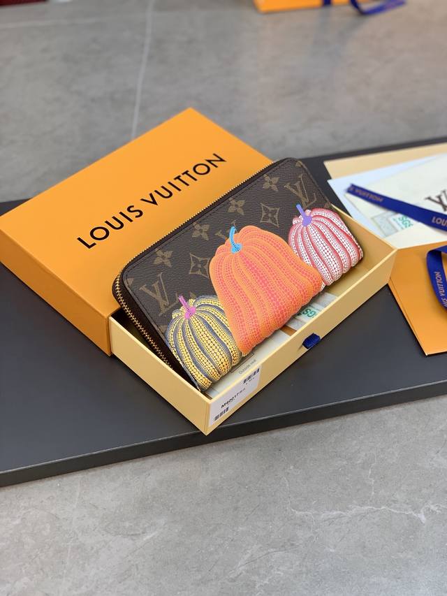 M60017 南瓜 Lv X Yk 大单拉钱包！ 本款 Lv X Yk 出自路易威登 X 草间弥生合作系列，为 Monogram Eclipse Reverse