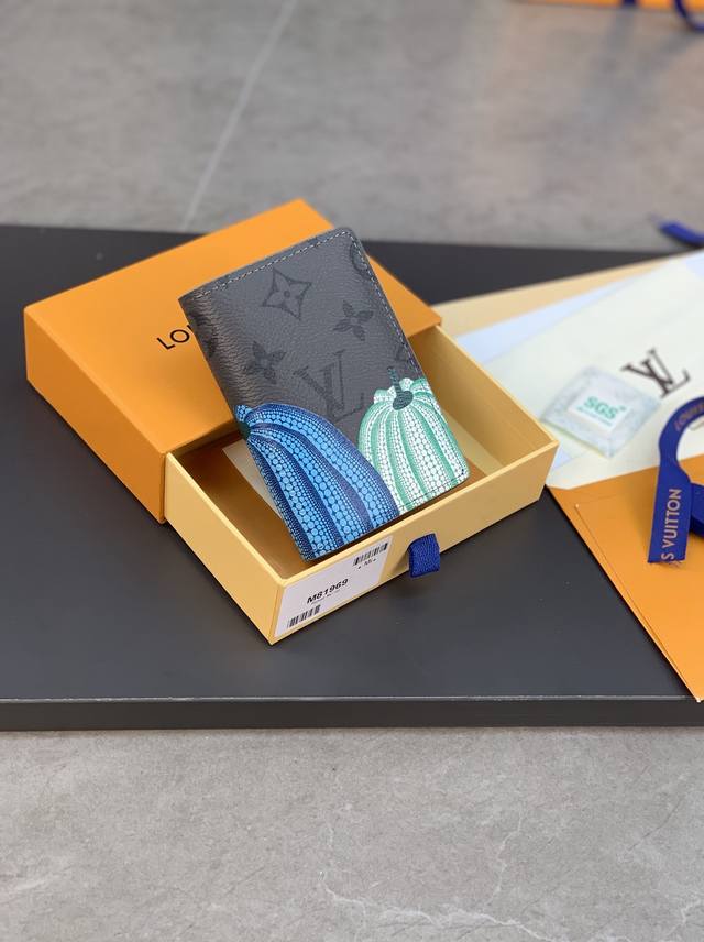 M81969 南瓜 Lv X Yk 口袋钱夹！ 本款 Lv X Yk 口袋钱夹出自路易威登 X 草间弥生合作系列，为 Monogram Eclipse Reve