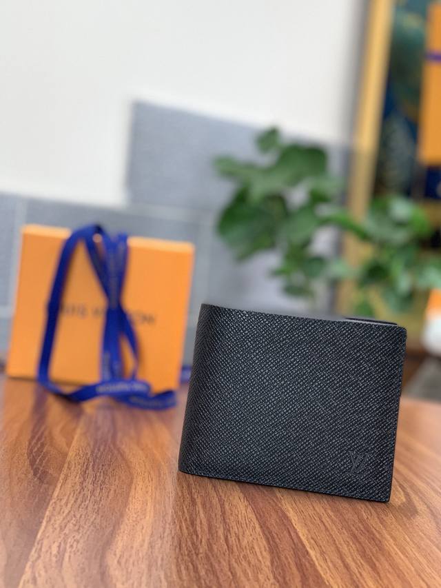 M62045 十克！Amerigo 钱夹 此款Amerigo钱夹将不朽的经典风格与极其实用的功能设计集于一体。设计简洁而又不失便捷，同时依旧小巧玲珑，可轻松收入