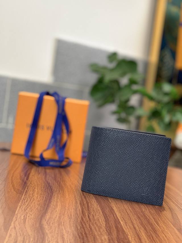 M62046 十蓝!Amerigo 钱夹 此款Amerigo钱夹将不朽的经典风格与极其实用的功能设计集于一体。设计简洁而又不失便捷,同时依旧小巧玲珑,可轻松收入 M62046 十蓝!Amerigo 钱夹 此款Amerigo钱夹将不朽的经典风格与极其实用的功能设计集于一体。设计简洁而又不失便捷,同时依旧小巧玲珑,可轻松收入