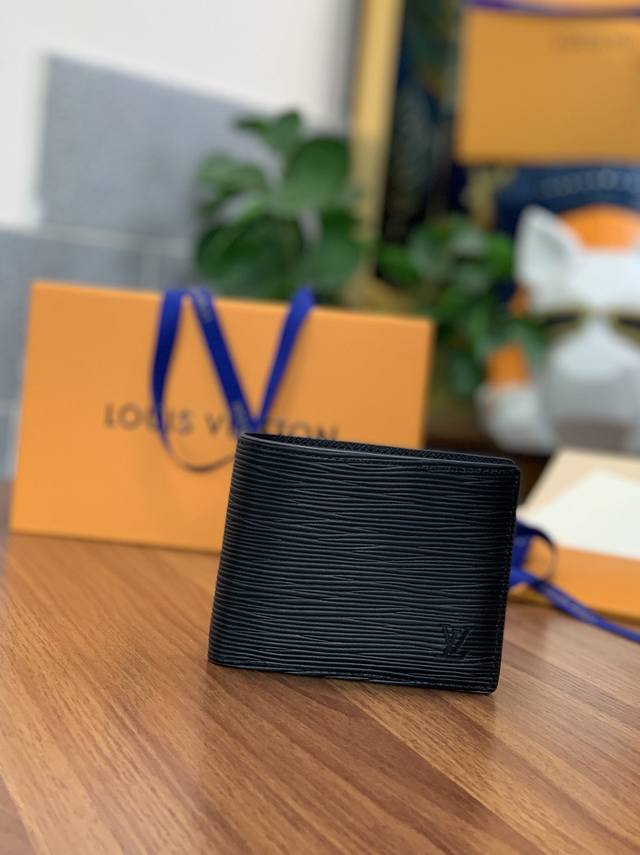 M60332 黑色 水波纹短夹！此款精致柔软的皮革是钱夹的理想材质。 这款钱夹外型紧凑，却拥有多个口袋和卡槽，非常实用，可轻松放入任何衣袋。尺寸：11.5X9C