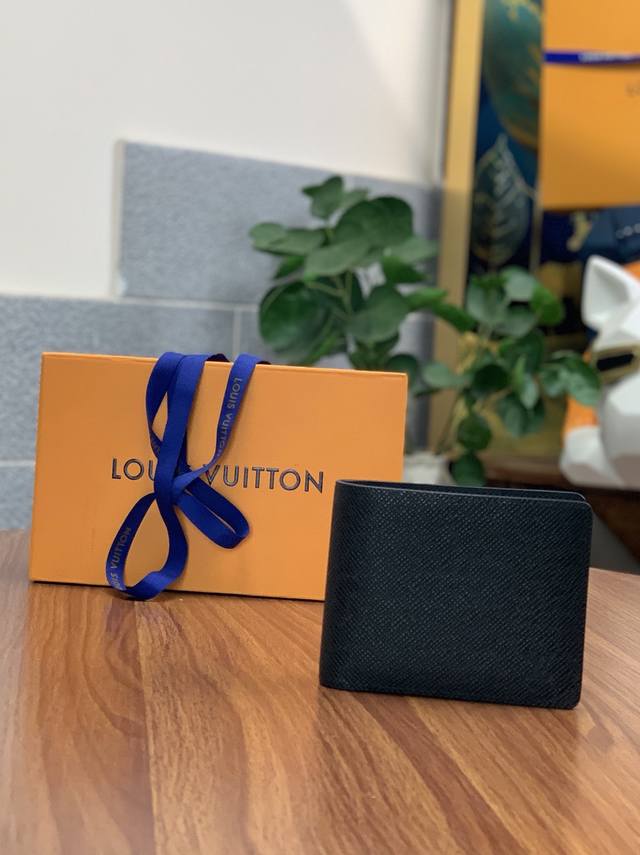 M30952 黑色 十字纹短夹！此款钱夹男士短款钱包属于 Damier Graphite 帆布系列，设计时尚低调，便于收纳纸币、信用卡与收据，轻便耐用，可轻易放