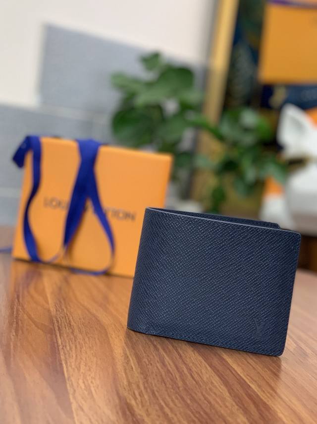 M32826 蓝色 十字纹短夹！此款钱夹男士短款钱包属于 Damier Graphite 帆布系列，设计时尚低调，便于收纳纸币、信用卡与收据，轻便耐用，可轻易放