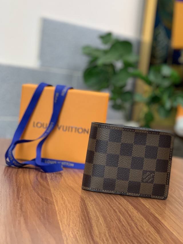 N60895 咖格！此款钱夹属于 Damier Graphite 帆布系列，设计时尚低调，便于收纳纸币、信用卡与收据，轻便耐用，可轻易放入上衣或裤装口袋。尺寸：