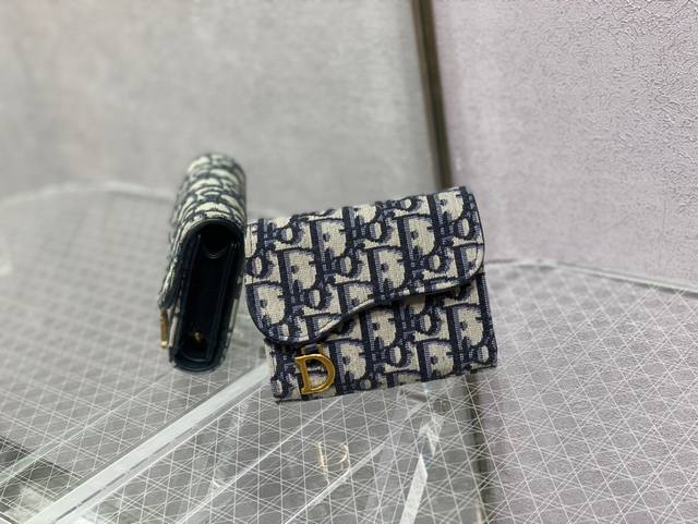 Saddle系列三折钱包 经典复古的老花字母刺绣，非常有辨识度的马鞍形状，标志性的字母D作装饰 ，实用与美貌兼备 Size :12*10*3 2047