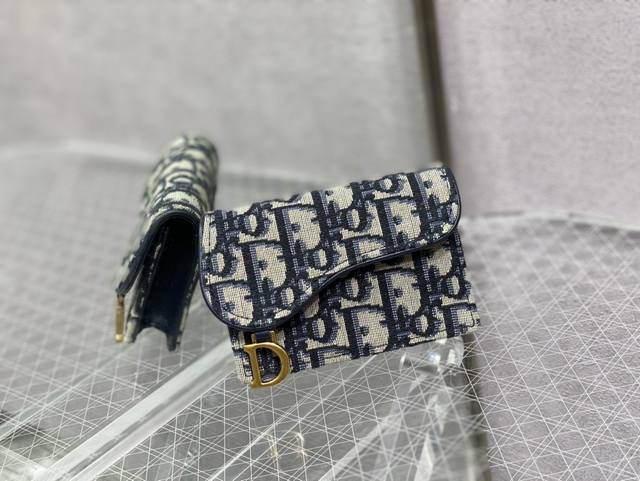 小可爱现货 又一热门单品，绝对的自留款 有蓝色字母包的亲可以买来配套用 用途多多，可以当卡包，名片包，零钱包 Size：11X2X8 2044