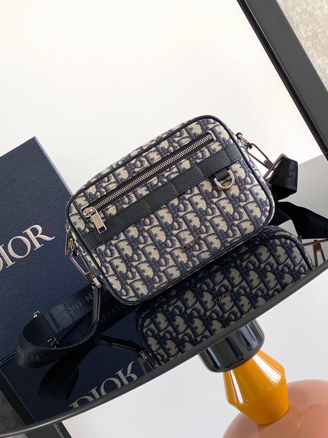 这款 Safari 信使包实用小巧,便于日常使用。采用米色和黑色 Oblique 印花面料精心制作,饰以黑色粒面牛皮革细节。拉链隔层和正面口袋可收纳各种日常用品 这款 Safari 信使包实用小巧,便于日常使用。采用米色和黑色 Oblique 印花面料精心制作,饰以黑色粒面牛皮革细节。拉链隔层和正面口袋可收纳各种日常用品