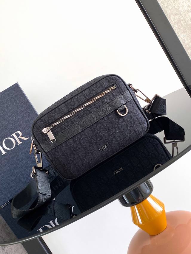 Safari 信使包实用小巧,便于日常使用。采用米色和黑色 Oblique 印花面料精心制作,饰以黑色粒面牛皮革细节。拉链隔层和正面口袋可收纳各种日常用品,搭配 Safari 信使包实用小巧,便于日常使用。采用米色和黑色 Oblique 印花面料精心制作,饰以黑色粒面牛皮革细节。拉链隔层和正面口袋可收纳各种日常用品,搭配