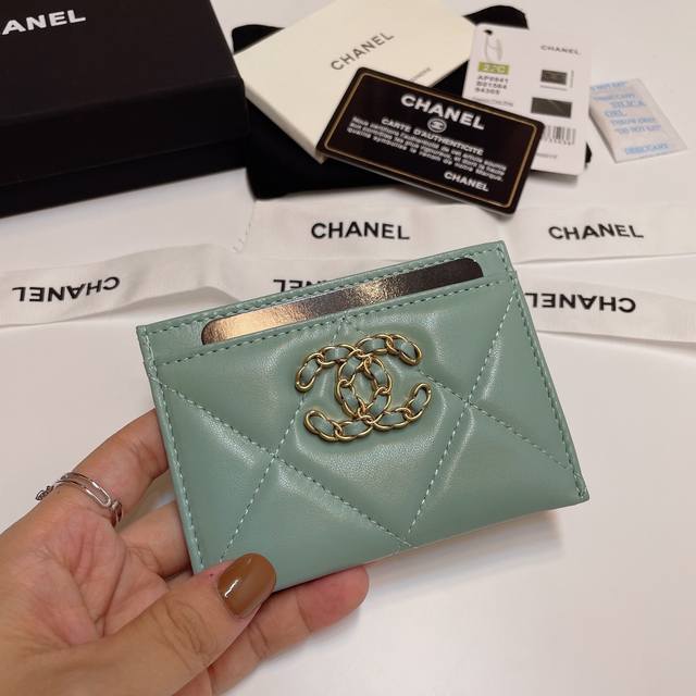 升级版Ohanel 新颜色最新薄片卡包 山羊皮的质感无敌 这季主推的19系列，就是大大的菱格，浓浓的复古风，每个颜色都想入手的有木有 Logo亮眼独特洋气，山羊