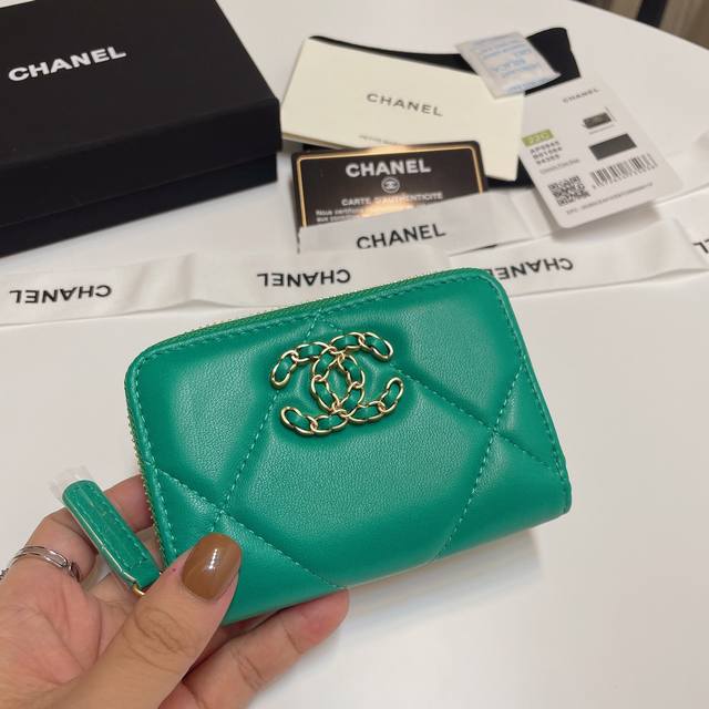 升级版 Ohanel 新颜色最新拉链卡包 山羊皮的质感无敌 这季主推的19系列，就是大大的菱格，浓浓的复古风每个颜色都想入手的有木有 Logo亮眼独特洋气，山羊