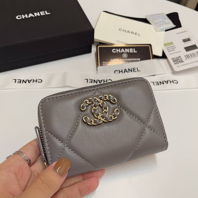 升级版 Ohanel 新颜色最新拉链卡包 山羊皮的质感无敌 这季主推的19系列，就是大大的菱格，浓浓的复古风每个颜色都想入手的有木有 Logo亮眼独特洋气，山羊