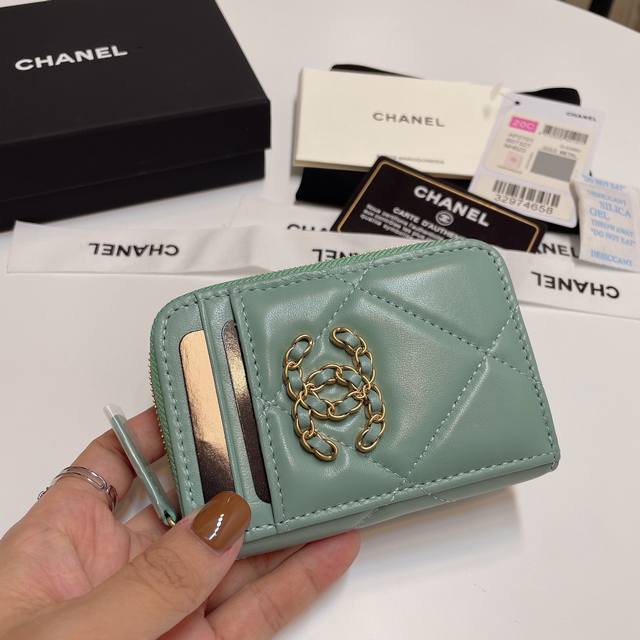 升级版Ohanel 新颜色最新多个卡位拉链卡包 山羊皮的质感无敌 这季主推的19系列,就是大大的菱格,浓浓的复古风,每个颜色都想入手的有木有 Logo亮眼独特洋 升级版Ohanel 新颜色最新多个卡位拉链卡包 山羊皮的质感无敌 这季主推的19系列,就是大大的菱格,浓浓的复古风,每个颜色都想入手的有木有 Logo亮眼独特洋