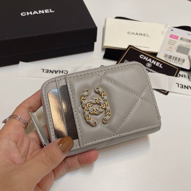 升级版Ohanel 新颜色最新多个卡位拉链卡包 山羊皮的质感无敌 这季主推的19系列，就是大大的菱格，浓浓的复古风，每个颜色都想入手的有木有 Logo亮眼独特洋