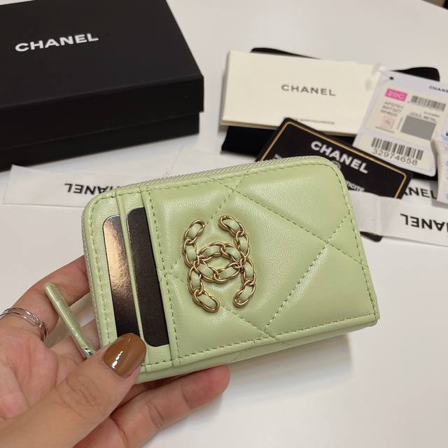 升级版Ohanel 新颜色最新多个卡位拉链卡包 山羊皮的质感无敌 这季主推的19系列，就是大大的菱格，浓浓的复古风，每个颜色都想入手的有木有 Logo亮眼独特洋