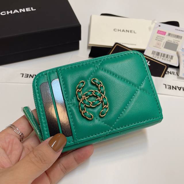 升级版Ohanel 新颜色最新多个卡位拉链卡包 山羊皮的质感无敌 这季主推的19系列，就是大大的菱格，浓浓的复古风，每个颜色都想入手的有木有 Logo亮眼独特洋