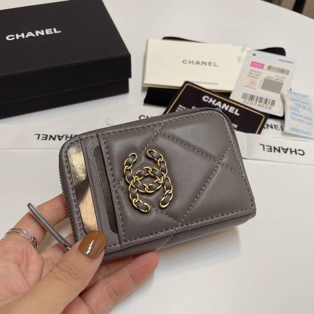 升级版Ohanel 新颜色最新多个卡位拉链卡包 山羊皮的质感无敌 这季主推的19系列，就是大大的菱格，浓浓的复古风，每个颜色都想入手的有木有 Logo亮眼独特洋