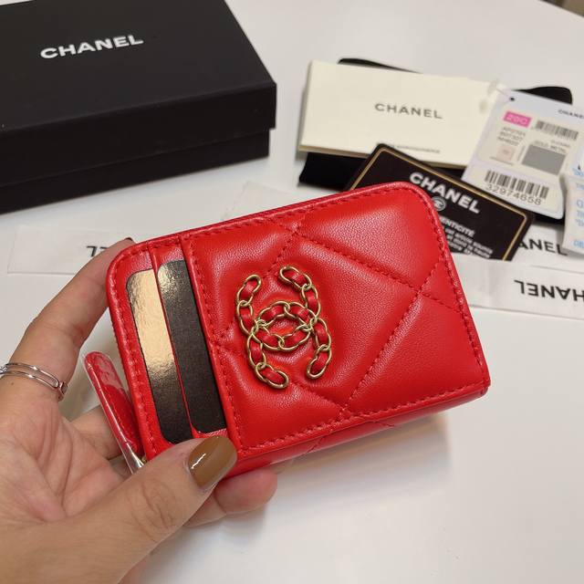 升级版Ohanel 新颜色最新多个卡位拉链卡包 山羊皮的质感无敌 这季主推的19系列，就是大大的菱格，浓浓的复古风，每个颜色都想入手的有木有 Logo亮眼独特洋