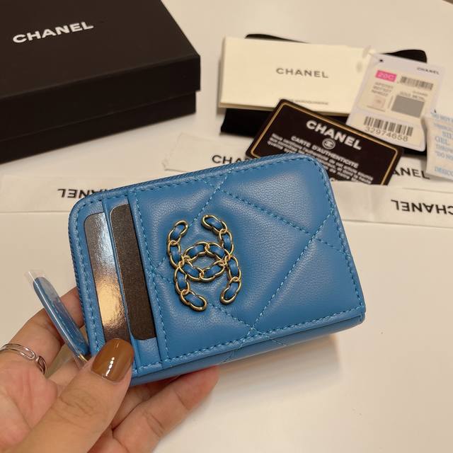 升级版Ohanel 新颜色最新多个卡位拉链卡包 山羊皮的质感无敌 这季主推的19系列,就是大大的菱格,浓浓的复古风,每个颜色都想入手的有木有 Logo亮眼独特洋 升级版Ohanel 新颜色最新多个卡位拉链卡包 山羊皮的质感无敌 这季主推的19系列,就是大大的菱格,浓浓的复古风,每个颜色都想入手的有木有 Logo亮眼独特洋